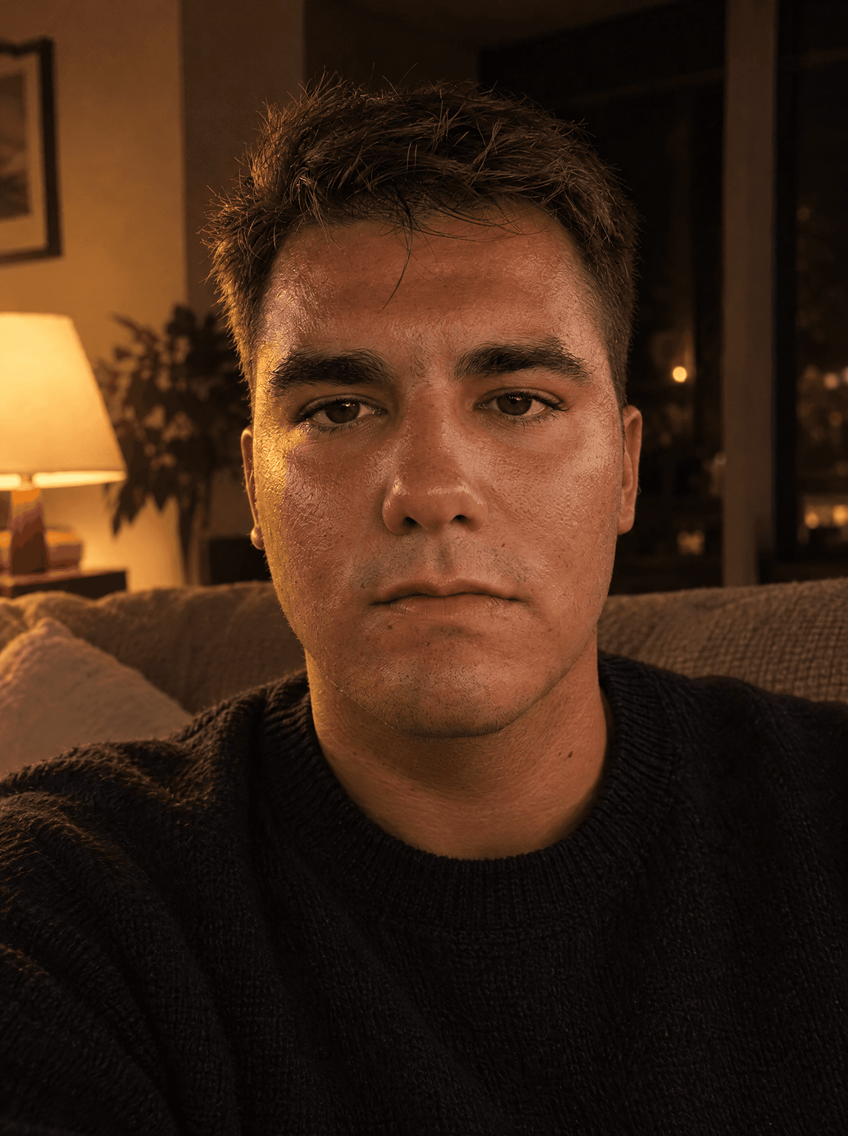 Retrato hombre emprendedor 25 años en su habitación