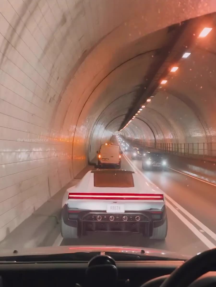 El Roadster blanco parado en un túnel de Londres, visto desde dentro de otro coche, con la matrícula RDSTR