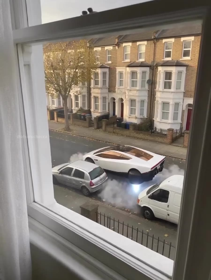 Calle de casas adosadas de Londres vista desde una ventana, con coches aparcados