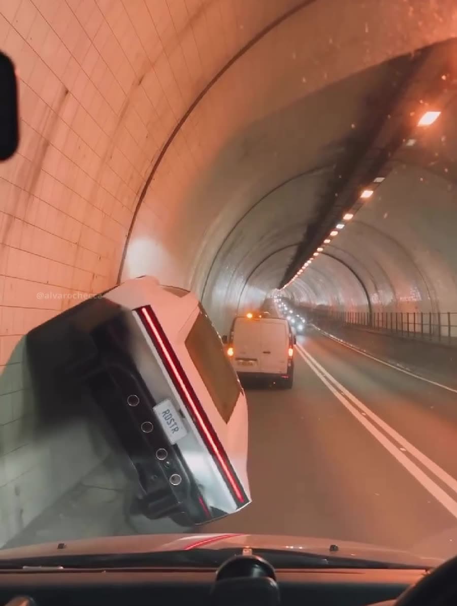 El Roadster subiendo por la pared curva del túnel