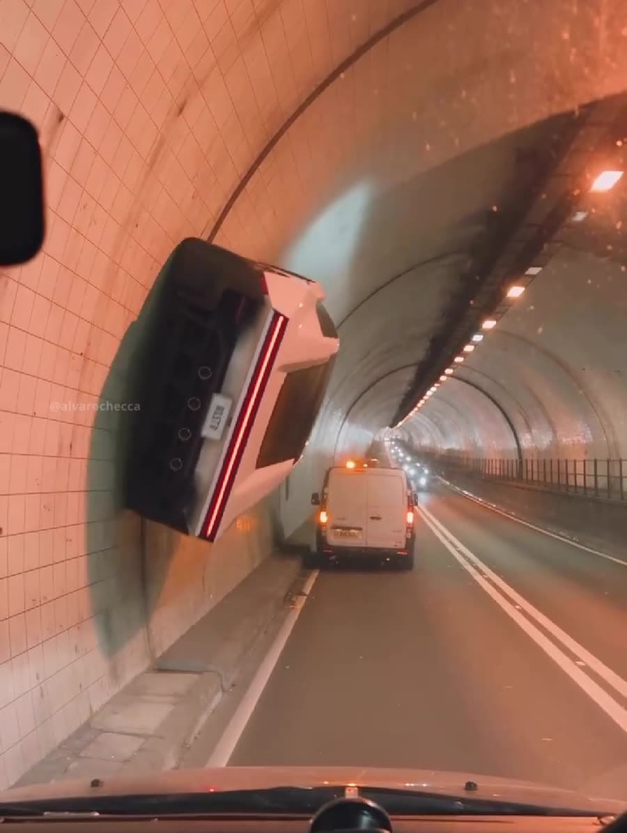 El Roadster pegado al techo del túnel, boca abajo, por encima de la furgoneta